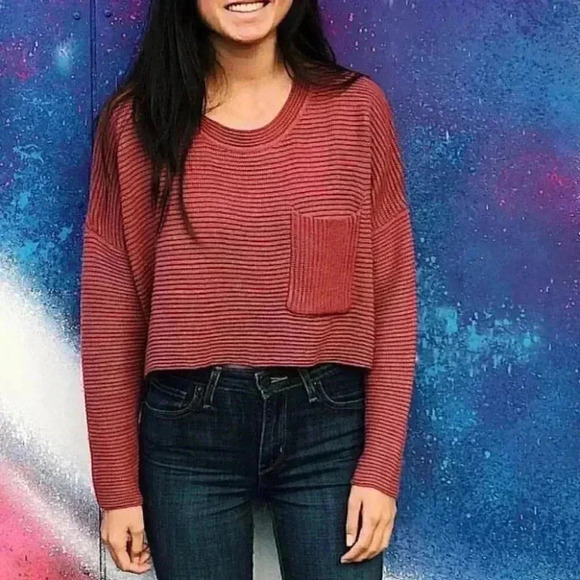 Causal Crop Top - Picture 1 of 4